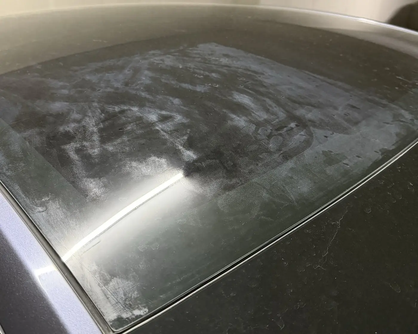 Techo panorámico con marcas de agua antes del servicio