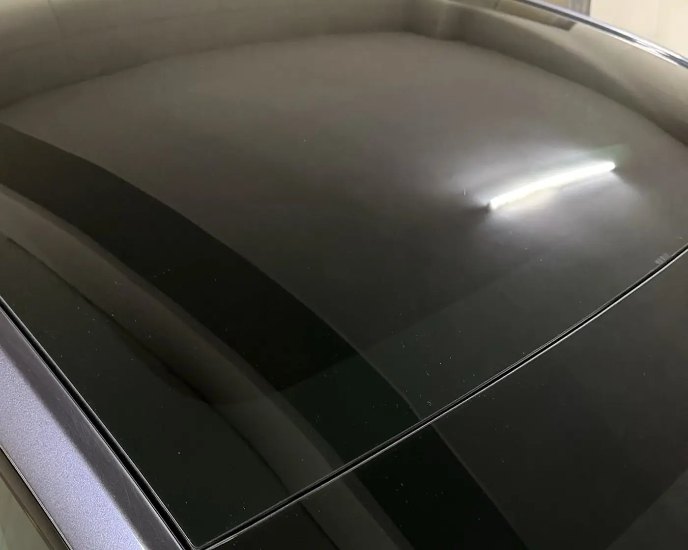 El mismo techo después del servicio, limpio y con reflejo uniforme
